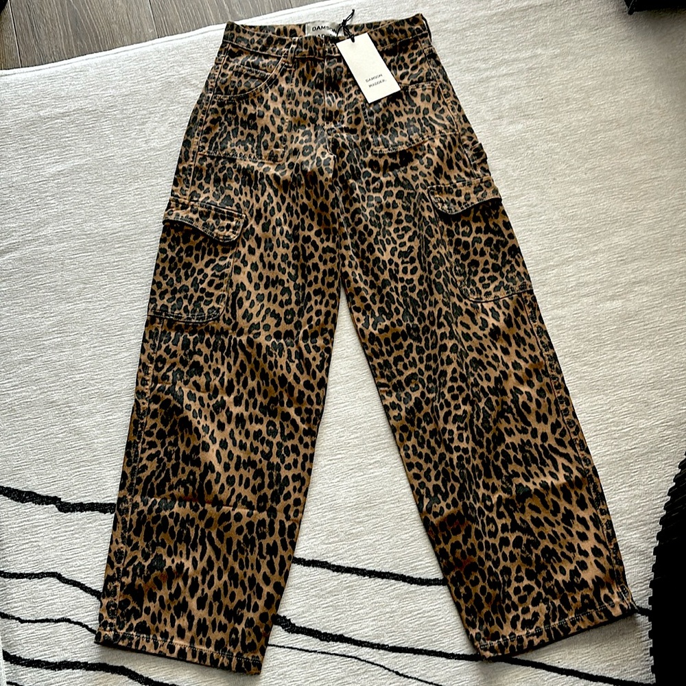Leopard print. 80%, 20% recycled cotton
Five-pocket cargo
Front zip